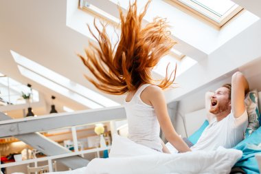 Yatakta tutkulu çift ön sevişme