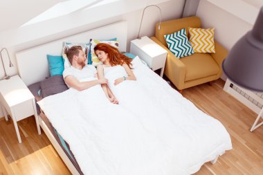 Romantik Çift yatakta dinleniyor