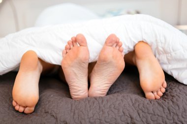 Battaniyenin altında seks Çift