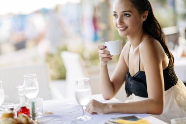 Restoranda kahve içme kadın