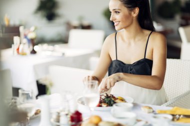 Muhteşem Bayan Öğle Yemeği