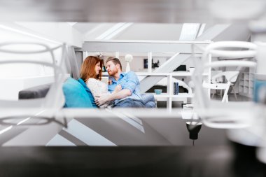 Çiftler birlikte eğleniyor.