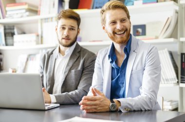 Takım gelecek planları tartışırken mimarlar