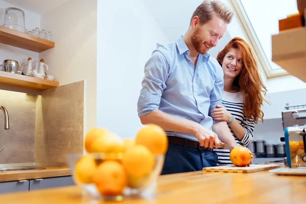 Pareja haciendo jugo orgánico fresco — Foto de Stock