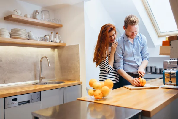 Ehepaar macht Bio-Saft in Küche — Stockfoto