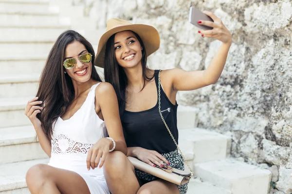 Friends taking selfie of themselves — Stock Photo, Image