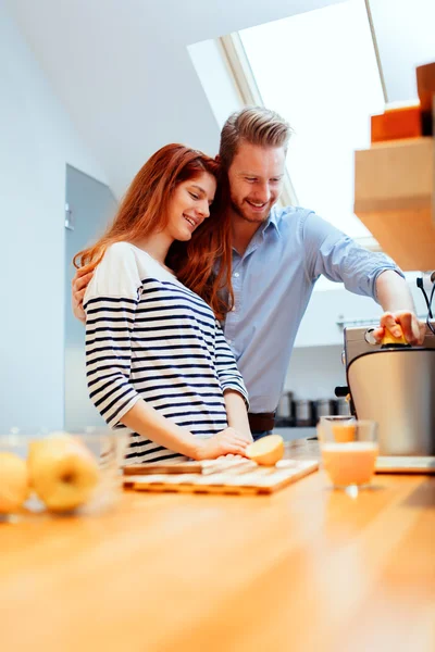 Attraktives Paar in der Küche — Stockfoto