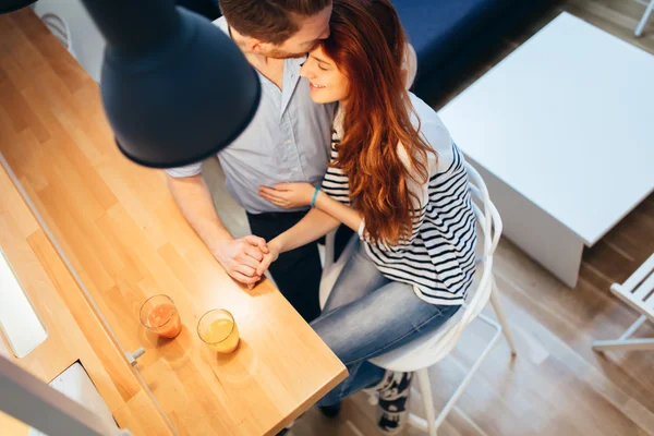 Marido abraçando e beijando esposa — Fotografia de Stock