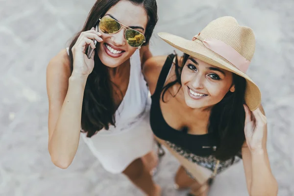 Δύο όμορφα κορίτσια σε ρούχα καλοκαίρι — Φωτογραφία Αρχείου