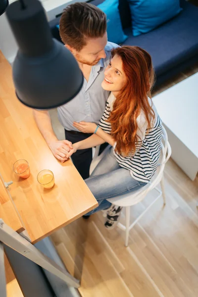 Hermosa pareja abrazándose en su casa — Foto de Stock