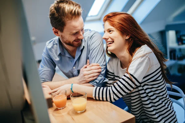 Paar verliefd praten lachend thuis — Stockfoto