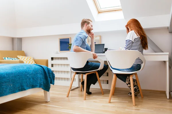 Hermosa pareja trabajando desde casa —  Fotos de Stock