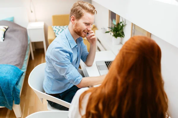 Hermosa pareja en una hermosa casa — Foto de Stock