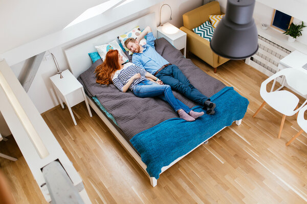 Красивая пара лежит на кровати и отдыхает
