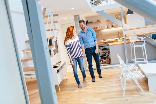 Par flyttar in ny lägenhet — Stockfoto