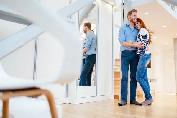 Casal em apartamento magnificamente projetado — Fotografia de Stock