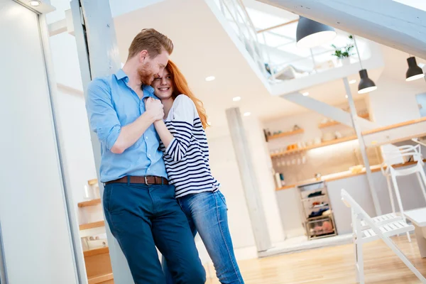 Belo casal em casa elegante — Fotografia de Stock