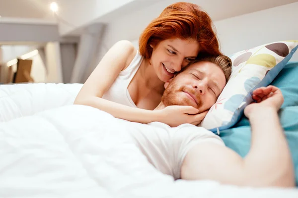 Ρομαντικό ζευγάρι στην αγάπη ξαπλωμένος στο κρεβάτι — Φωτογραφία Αρχείου