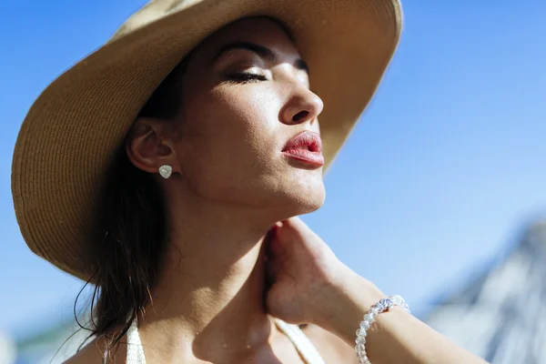 Mujer glamurosa mirando hacia el sol — Foto de Stock