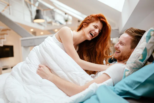 ロマンチックなカップルはベッドの上に横たわる恋 — ストック写真
