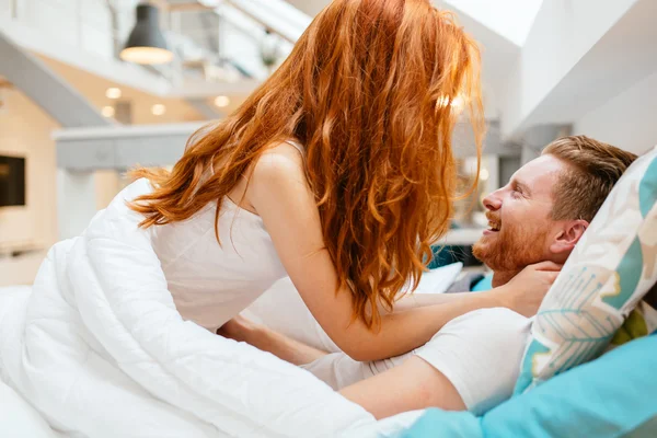 Casal romântico apaixonado deitado na cama — Fotografia de Stock