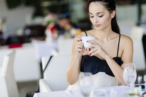 Donna che beve caffè nel ristorante — Foto Stock