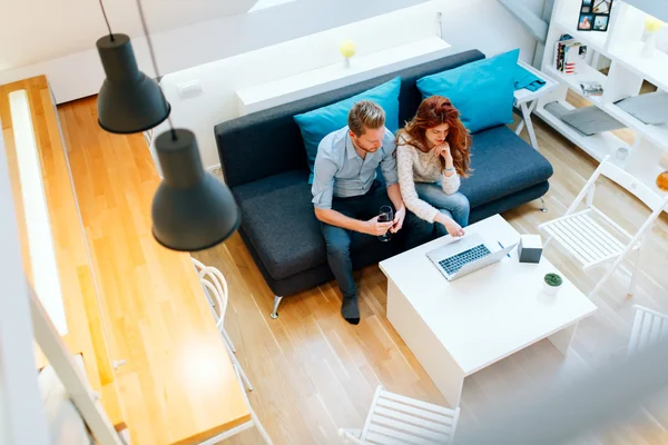 Casal trabalhando juntos na sala de estar — Fotografia de Stock