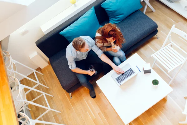 Paar werken samen in de woonkamer — Stockfoto