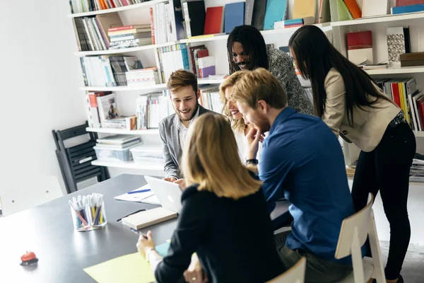 Brainstorming por um grupo de pessoas — Fotografia de Stock