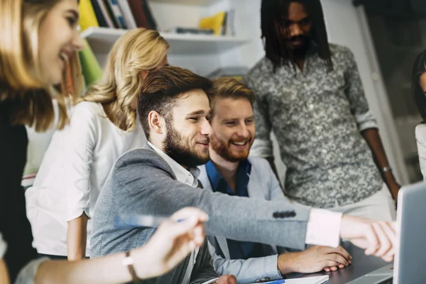 Chers collègues Discuter de nouvelles idées en entreprise — Photo