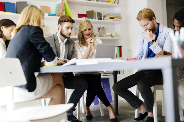 Equipo de arquitectos discutiendo planes futuros — Foto de Stock