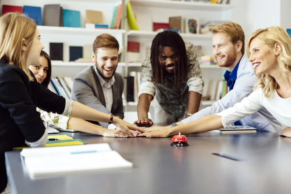 Unidos como um para atingir os objetivos da empresa — Fotografia de Stock