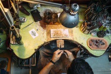 Goldsmith onun tezgah üzerinde çalışma
