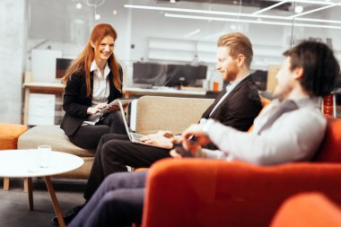 İş adamları konuşma teknolojisi el ile