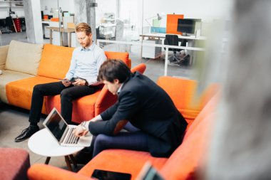 Bsuiness meslektaşları kanepede rahatlatıcı