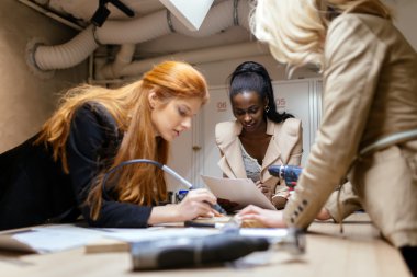 Projede çalışan yaratıcı kadınlar