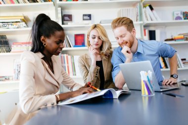 Ofiste iş adamları işbirliği