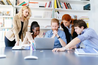 ofiste çalışan iş adamları