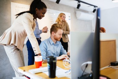 Ofiste iş adamları işbirliği