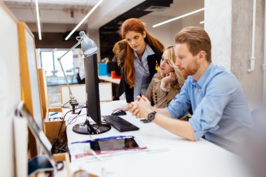 Ofiste bir ekip olarak çalışma tasarımcılar