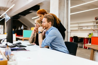 Ofiste bir ekip olarak çalışma tasarımcılar