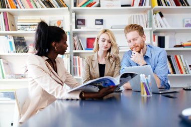 ofiste çalışan iş adamları