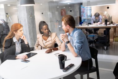 Masa başında oturan iş adamları grubu