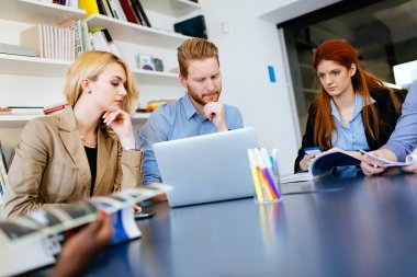 Temiz beyaz ofisinde çalışan iş adamları