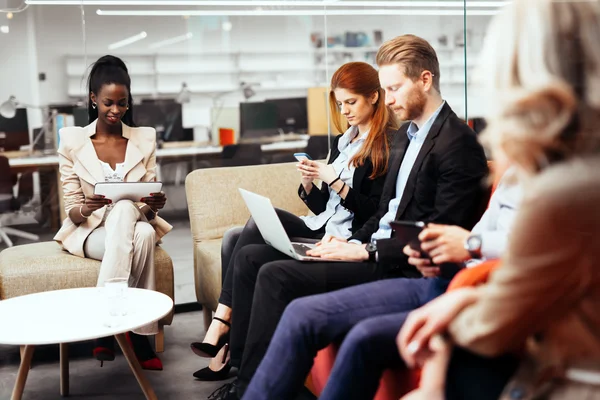 İş insanlar konuşma.