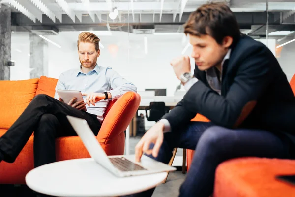 Collega's rusten tijdens pauze — Stockfoto