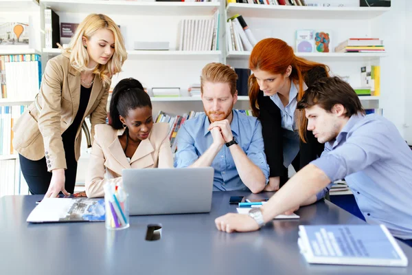 Businesspeople brainstorming in office at desk — Stock Photo, Image