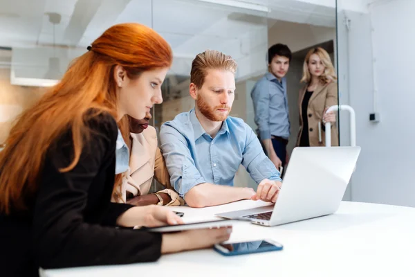 Groupe de gens d'affaires travaillant dans le bureau — Photo