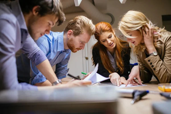 Trabajadores creativos diseñando y cepillando — Foto de Stock