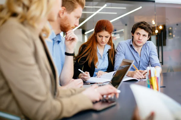 Empresarios colaboran en oficina — Foto de Stock